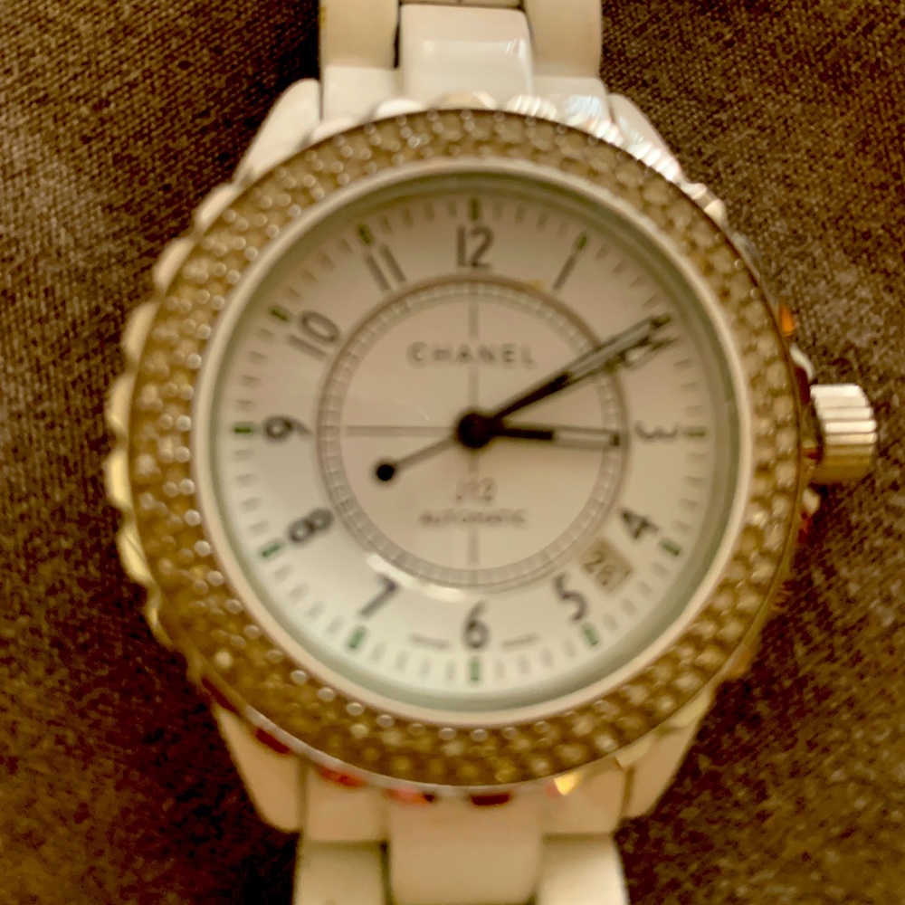 Beautiful pre loved watch. Wind up. Works very well. Look closer!  🥰 $200